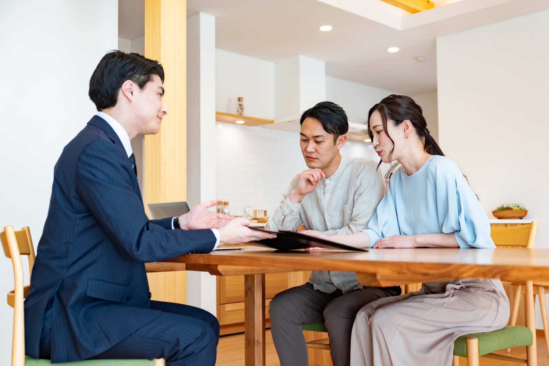 資料を見ながら夫婦に説明する担当者