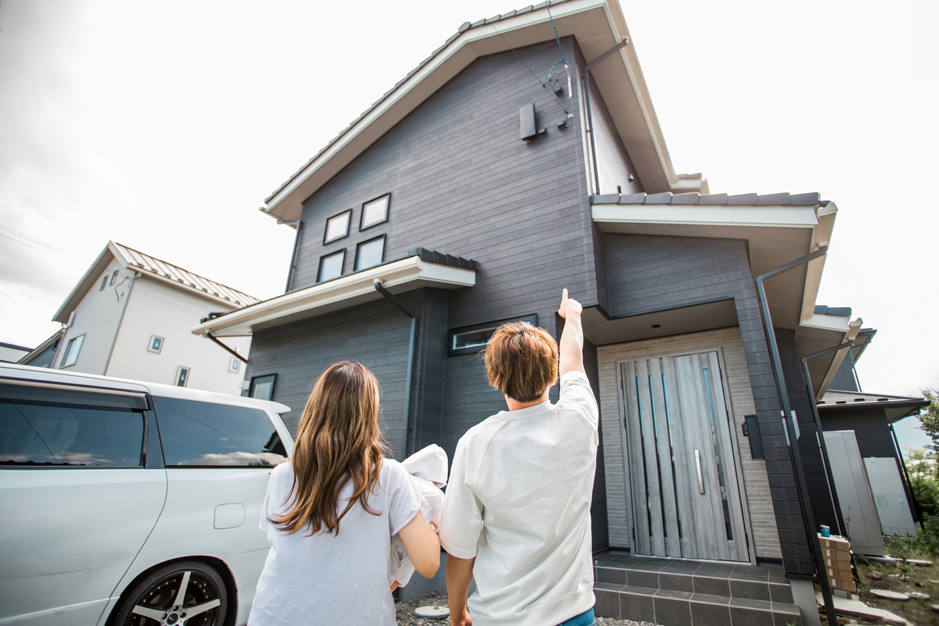 建売の内見を重ねて比較する夫婦