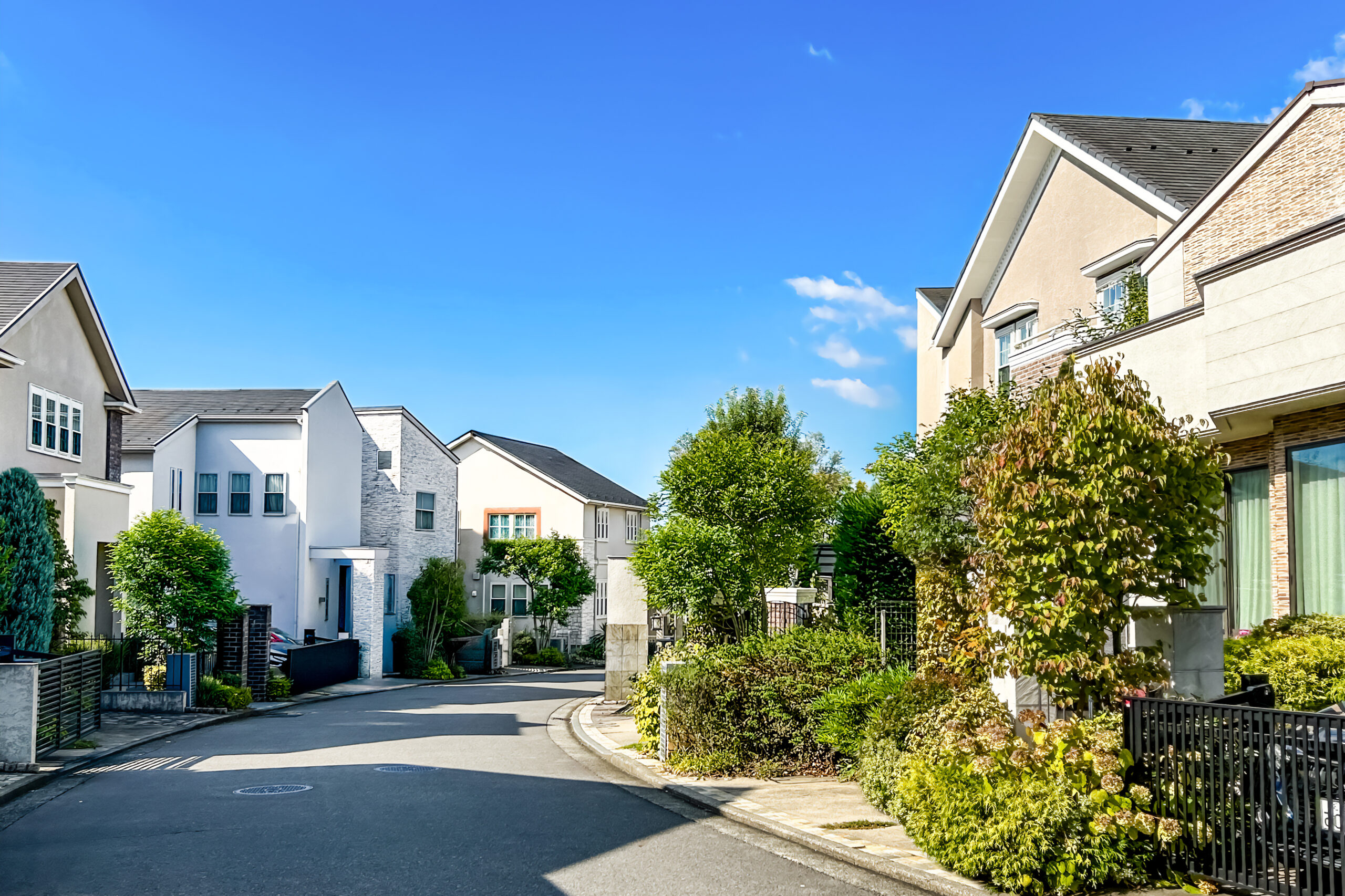 静かな新築住宅街の通り